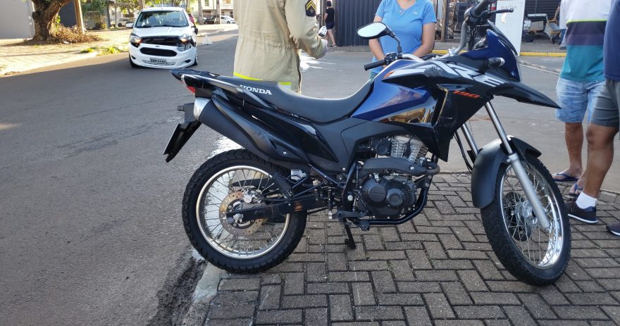 Motociclista fica ferido em acidente na Rua do Pintor