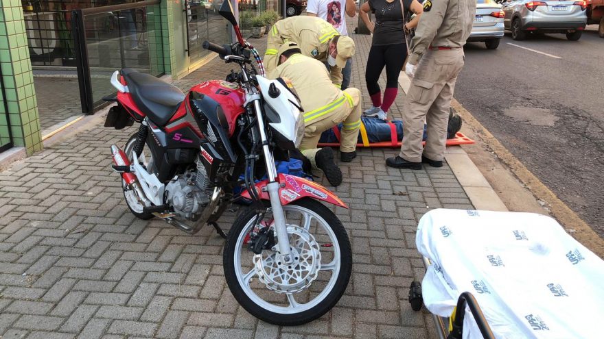 Homem cai de moto na Rua Minas Gerais e fica ferido