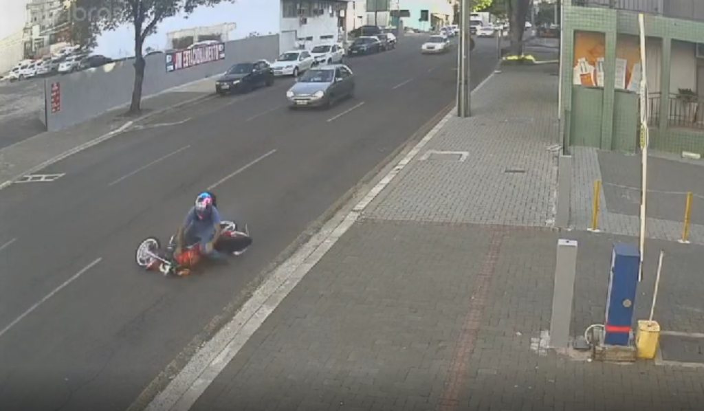 Carro muda de faixa, motociclista freia para evitar colisão e sofre queda
