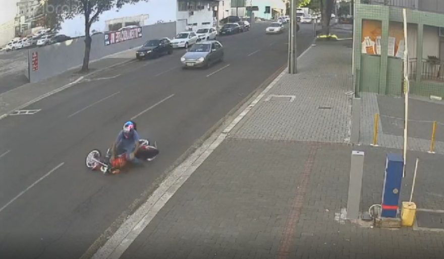 Carro muda de faixa, motociclista freia para evitar colisão e sofre queda