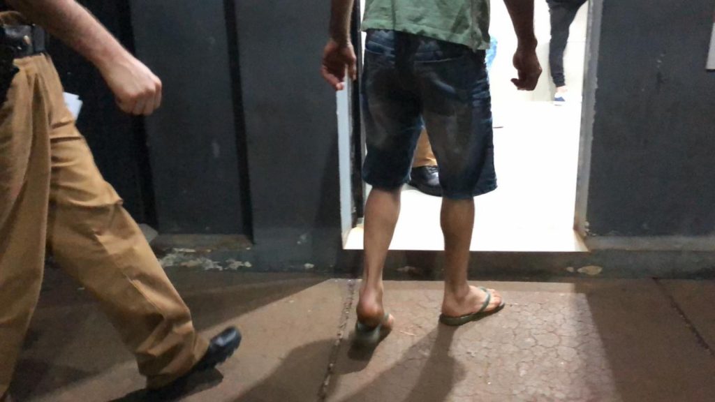 Morando sob o mesmo teto, casal discute e homem é preso por descumprir medida protetiva
