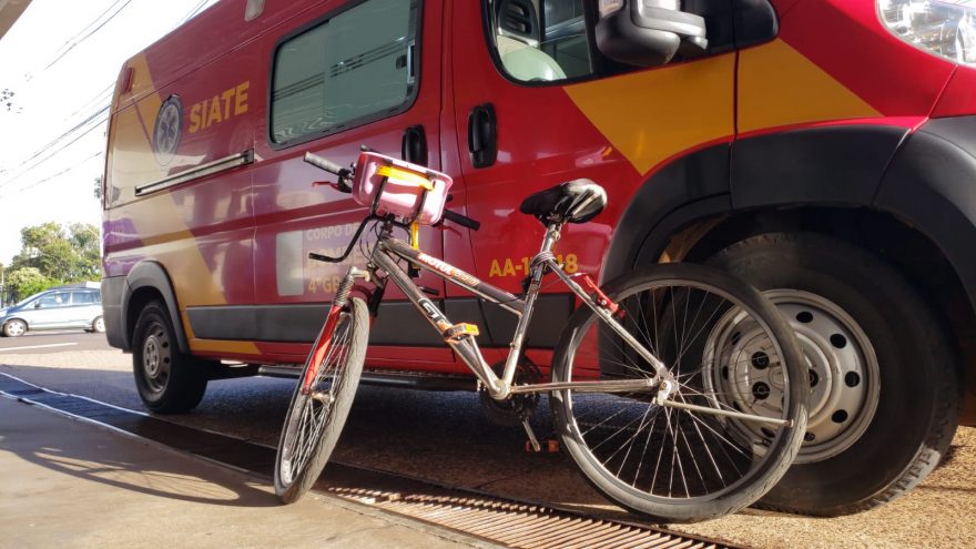 Mãe e filha ficam feridas em acidente de bicicleta na ciclovia da Avenida Brasil