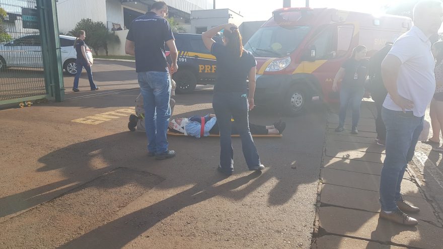 Motociclistas ficam feridos em acidente de trânsito no Trevo da Portal, na BR-277
