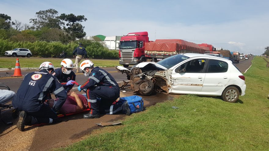 Forte colisão frontal entre 207 e carreta deixa homem ferido na BR-277