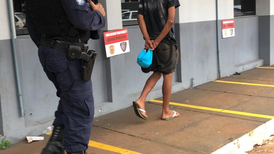 Adolescente é apreendido por causar dano em agência bancária de Cascavel