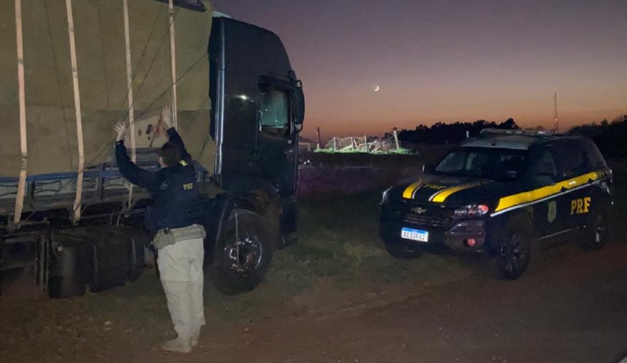 Caminhão furtado em Cascavel é recuperado pela PRF em Francisco Alves; veículo estava carregado com cigarros
