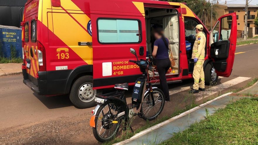 Ciclista sofre suspeita de fratura após queda na Avenida Brasil