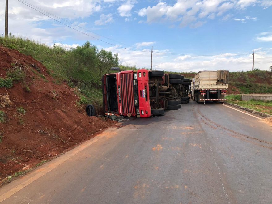 Carreta carregada com granulado de madeira tomba no Contorno Oeste