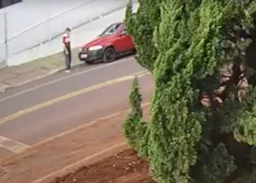 Câmera registra furto de Palio na Rua Maranhão