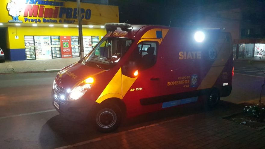 Ciclista fica ferido em acidente na Rua Itália no Cascavel Velho