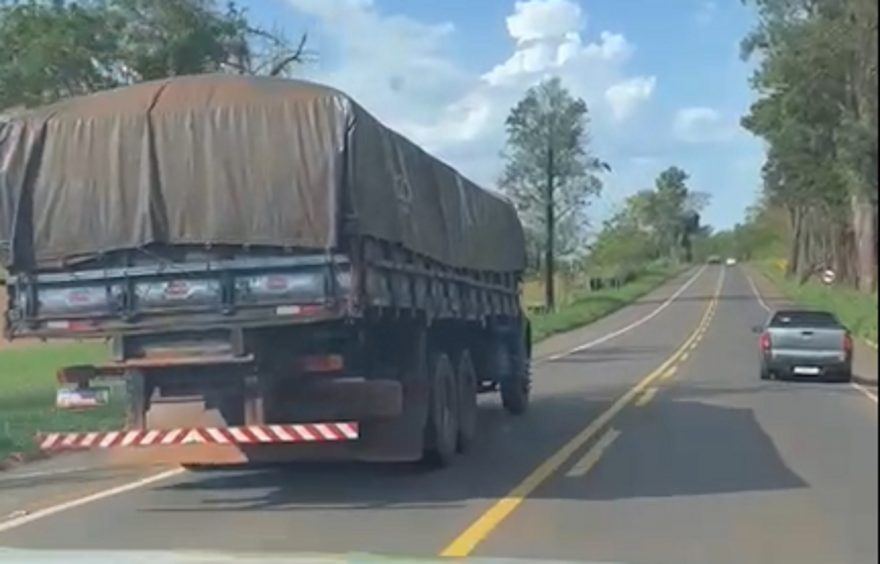 Polícia Rodoviária persegue caminhão carregado com cigarro contrabandeado na PR-323