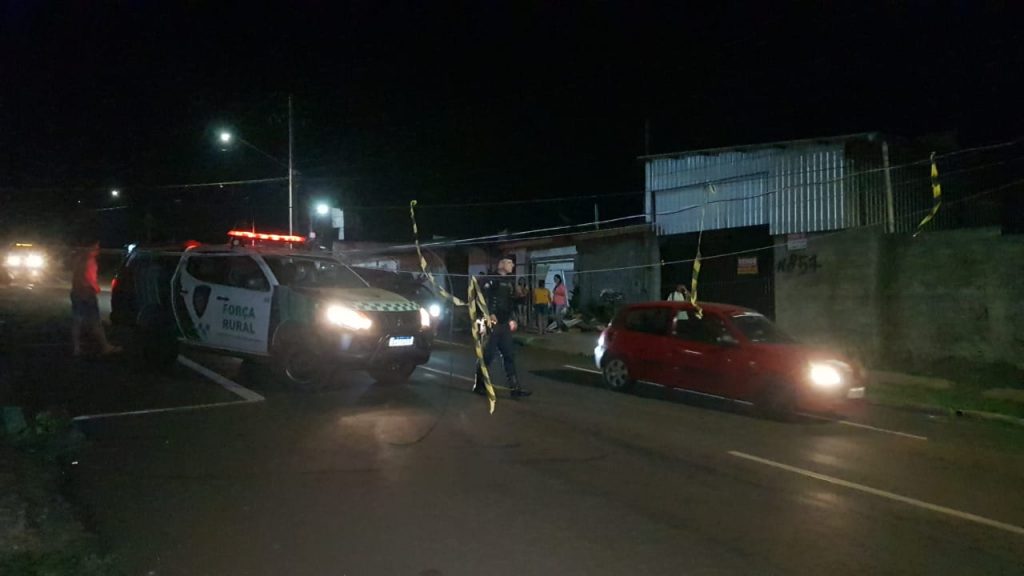 Caminhão enrosca em fios, derruba padrão residencial e Rua Ipanema fica parcialmente bloqueada