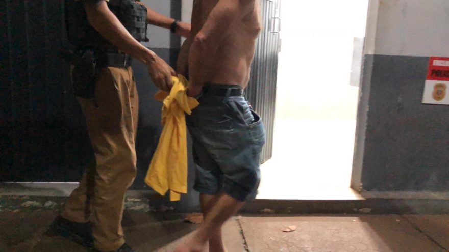 Homem é preso após agredir a companheira e enteado em Guaraniaçu