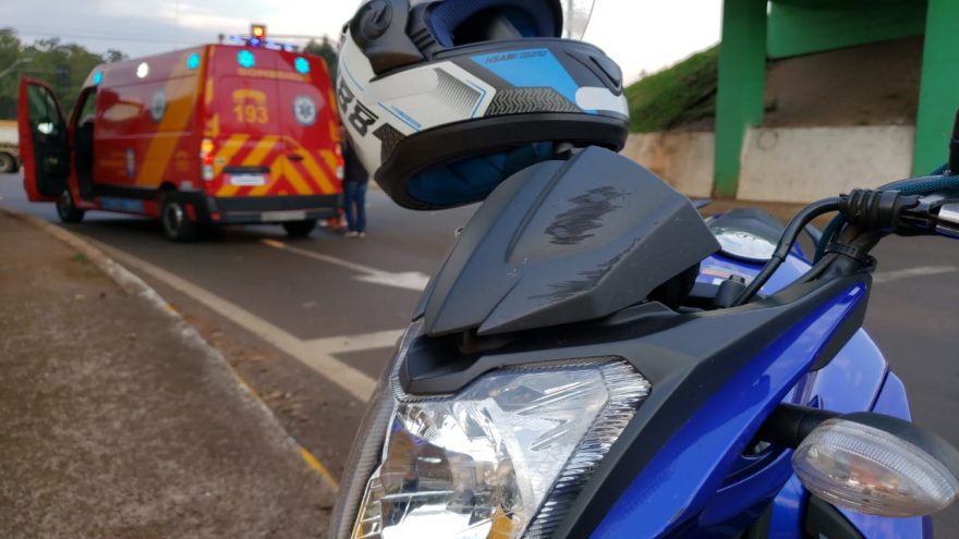 Motociclista fica ferido ao sofrer queda embaixo do viaduto da Petrocon