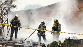 Depósito é totalmente destruído por incêndio no Cascavel Velho