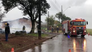 Queima de entulhos pode ter causado incêndio em depósito