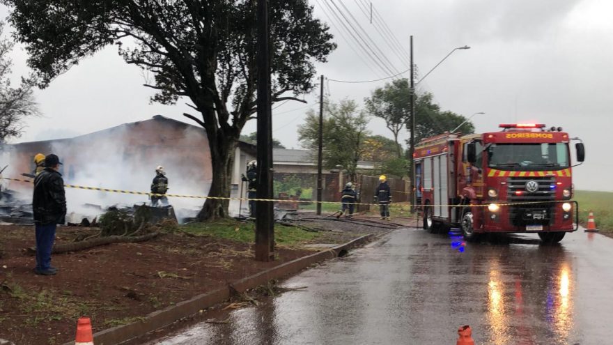 Queima de entulhos pode ter causado incêndio em depósito