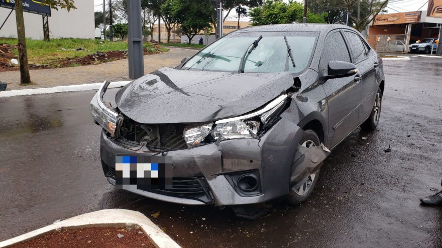 Corolla fica danificado após colisão no Bairro Pacaembu