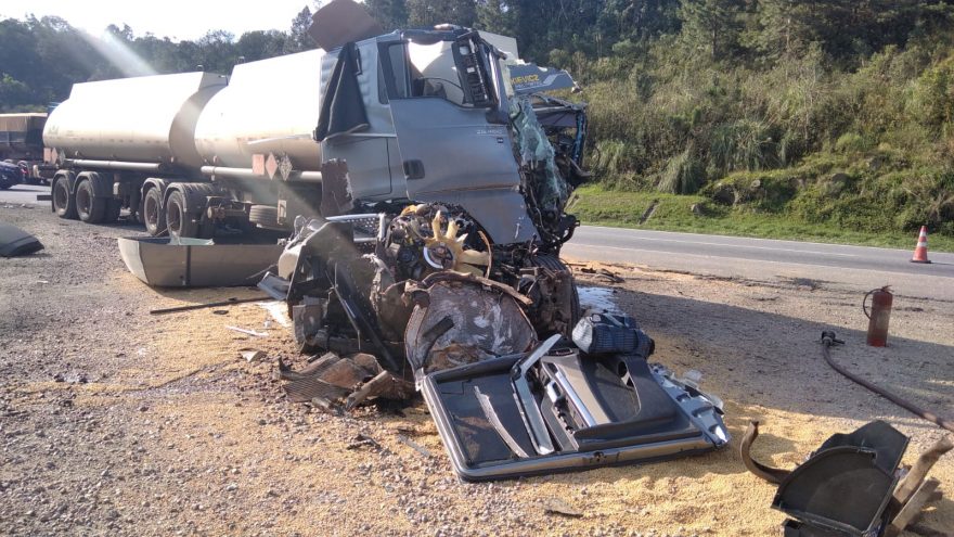 Motorista morre em grave acidente entre dois caminhões na BR-277