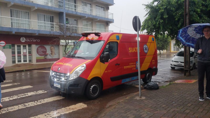 Jovem fica ferido ao sofrer queda de moto na Rua Erechim