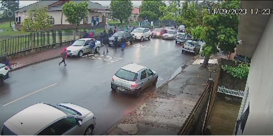 Criança sai correndo da escola e ao atravessar a rua entre carros estacionados e acaba atropelada