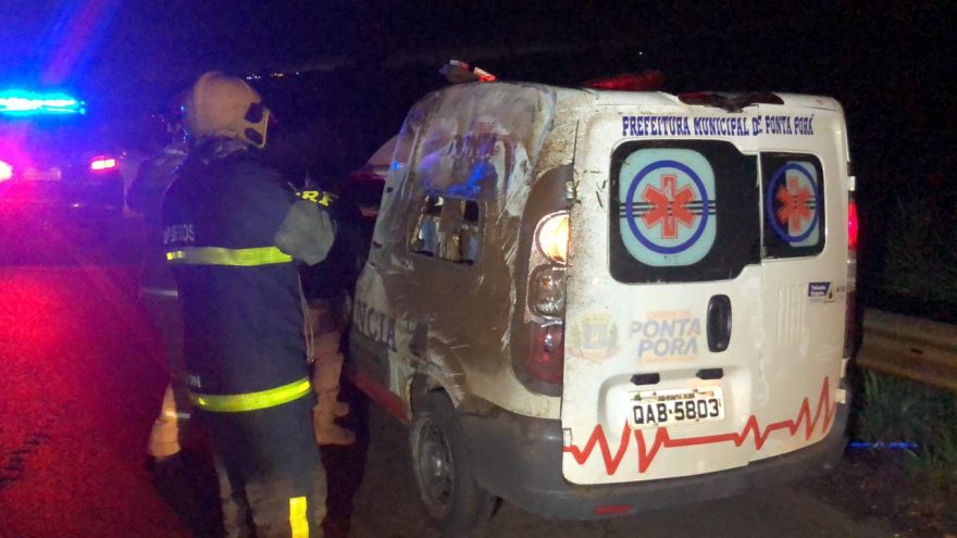 Ambulância de Ponta Porã que transportava pacientes para Cascavel capota na BR-467