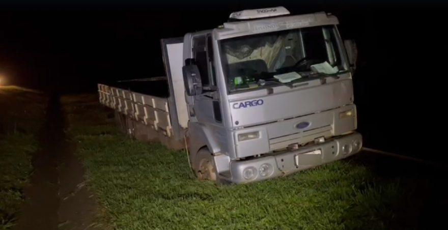 Caminhão sai da pista na BR-467 em Cascavel