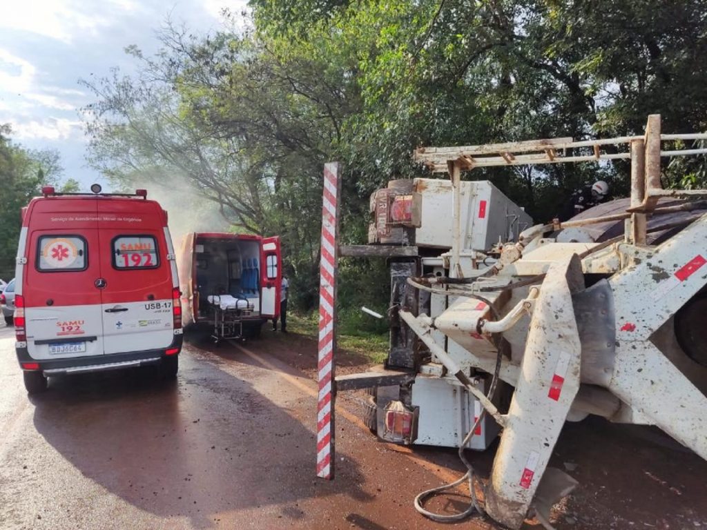 Homem sofre ferimentos moderados após tombar caminhão entre Marechal Rondon e Iguiporã