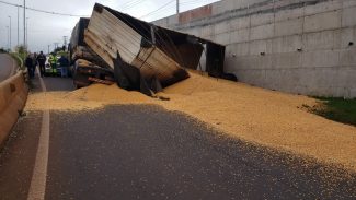 Carreta tomba e carga de grãos fica espalhada no Trevo Cataratas