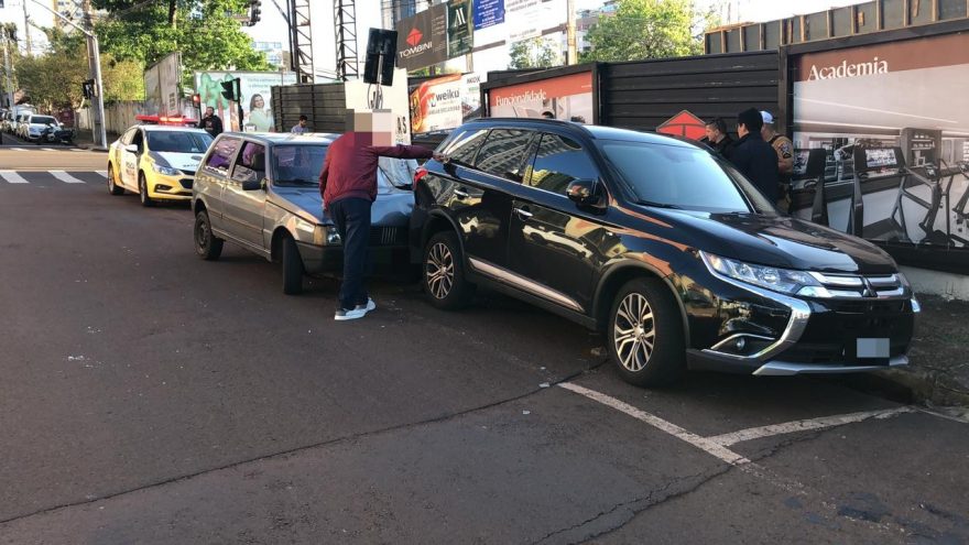 Durante fuga, suspeito bate Fiat Uno furtado em carros estacionados no Centro de Cascavel