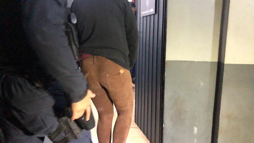 Foragida da Justiça é presa na Rua Paraná