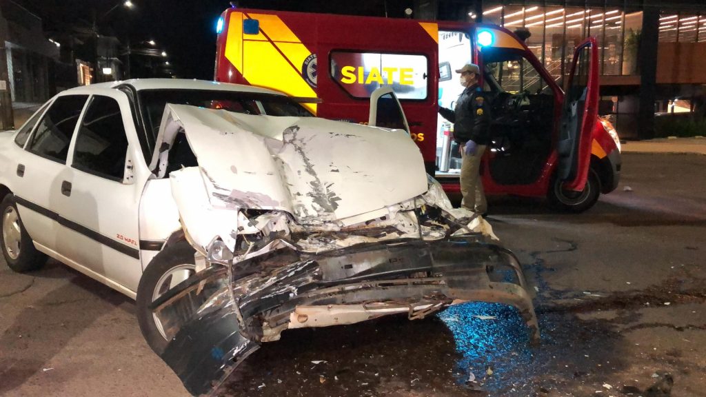 Forte colisão entre Vectra e ônibus do transporte público deixa jovem ferido no Maria Luiza