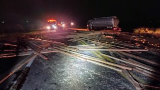 Trecho é liberado após recolhimento de material espalhado na BR-277 em grave acidente
