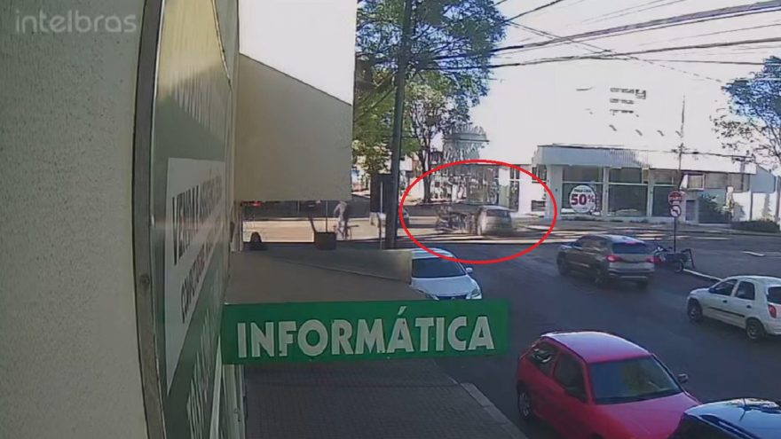 Câmera flagra acidente que deixou duas pessoas feridas no Centro