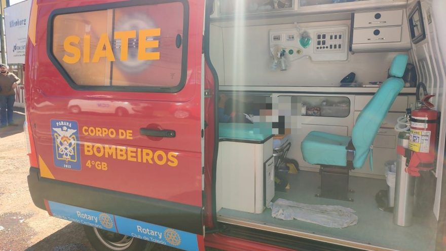 Óleo na pista causa queda de motociclista no Centro