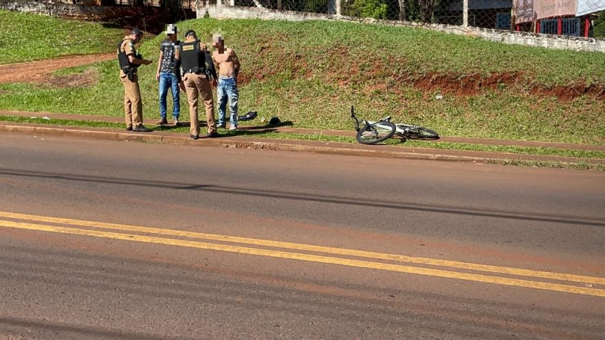 Dois homens são abordados fazendo manobras perigosas com bicicleta