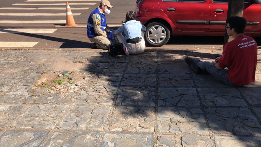 Passageira de veículo de aplicativo fica ferida em acidente no Centro