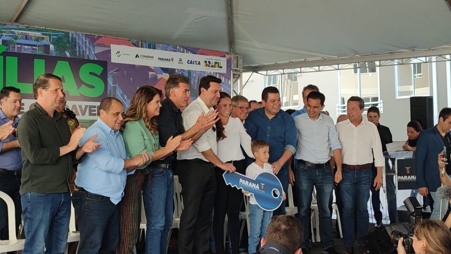 Ratinho Júnior prestigia entrega das chaves do Residencial Di Napoli