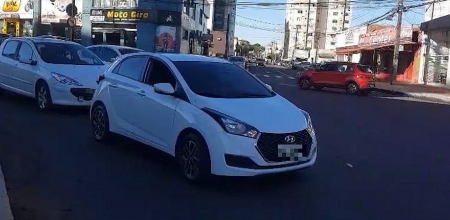 Peugeot colide contra traseira de HB20 na Avenida Piquiri