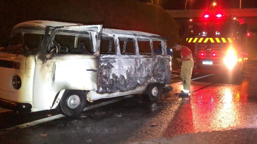 Incêndio destrói Kombi em Cascavel