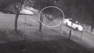 Motociclista é arremessada após forte impacto no Pioneiros Catarinenses