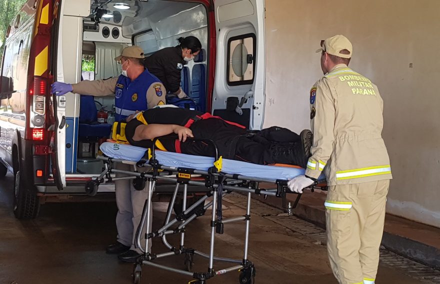 Motociclista fica ferido ao sofrer queda na marginal da BR-277
