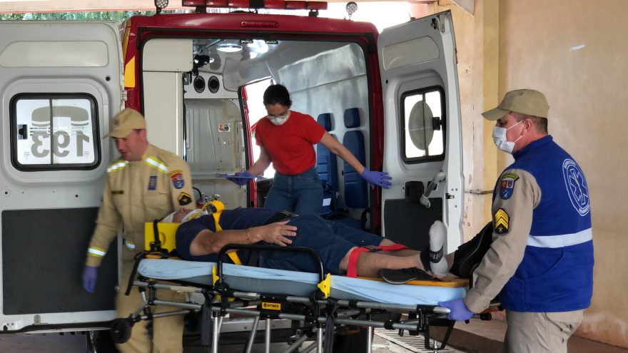 Ciclista fica ferido após queda no bairro Guarujá