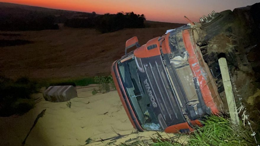 Caminhão tomba na BR-163 após problema mecânico