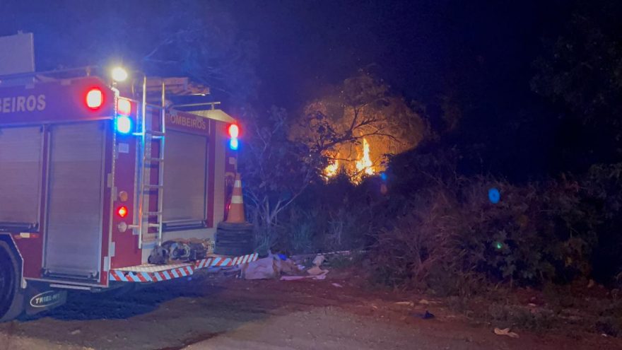 Corpo de Bombeiros combate incêndio em vegetação no 14 de Novembro