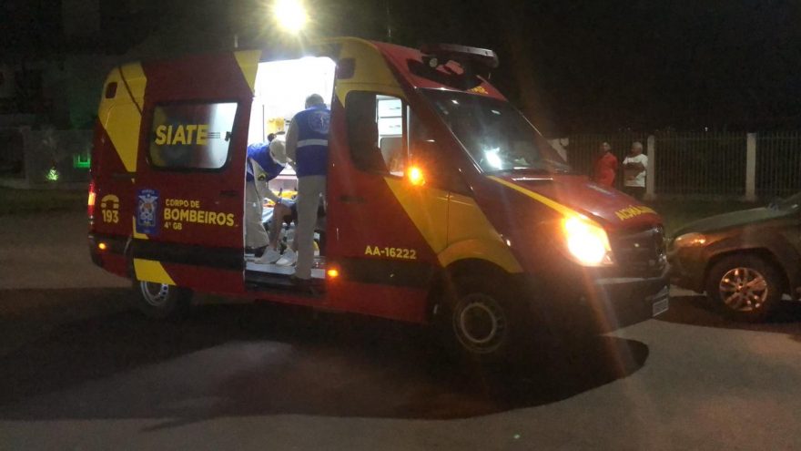 Rapaz fica ferido em acidente entre carro e moto no Maria Luiza