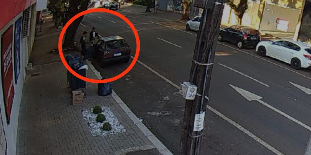 Furto de Gol quadrado é flagrado por câmera de segurança no centro