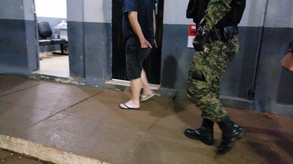 Homem provoca danos em casa, ameaça esposa e acaba detido, na Região do Lago