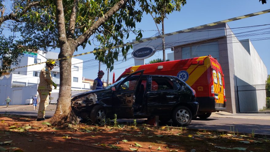 Motorista passa mal e bate carro contra árvore no São Cristóvão