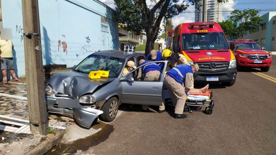 Casal é atropelado por Corsa no Centro; motorista do carro colidiu em poste 100m à frente